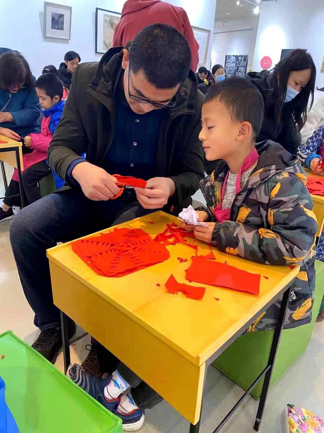 江宁建东社区孩子们用造纸古法制作卡片表达父爱|造纸|江宁|卡片_新浪新闻